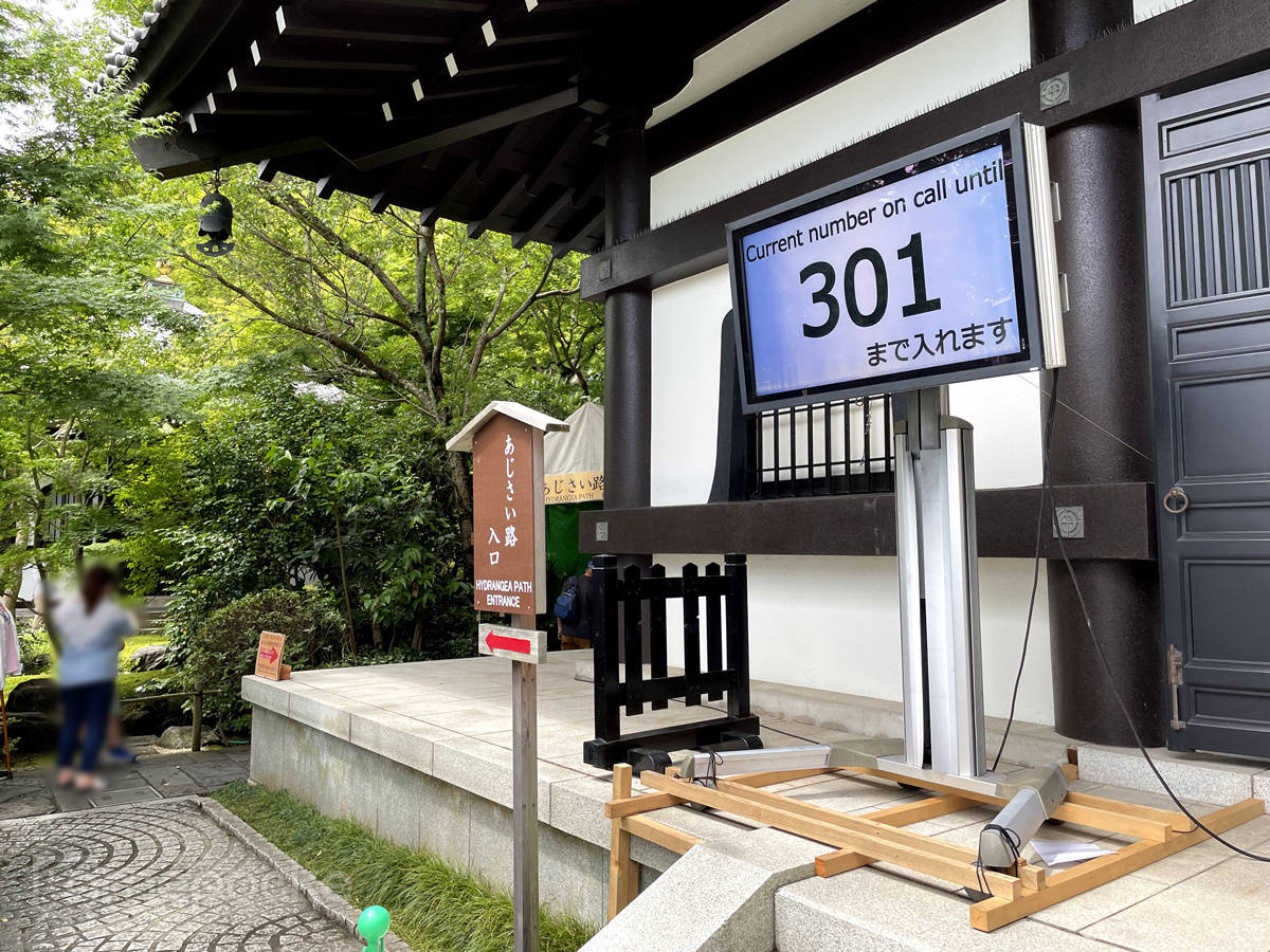 鎌倉　長谷寺様 山門横の屋外用 縦型ハウジングスタンドのご導入画像