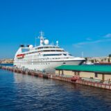 港湾・フェリーターミナルでの情報サイネージ導入事例|乗船案内と地域情報を一括表示