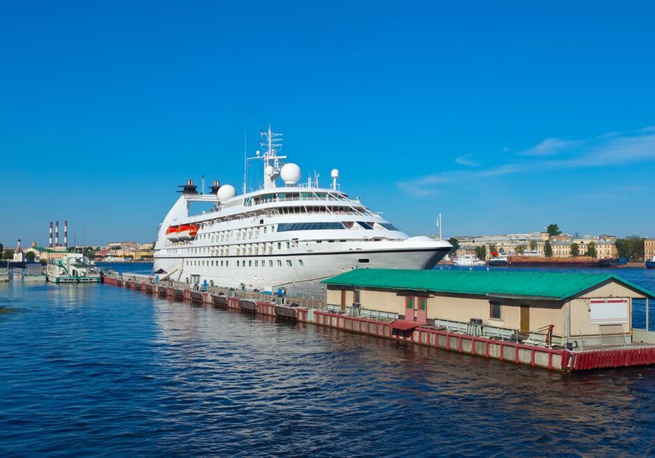 港湾・フェリーターミナルでの情報サイネージ導入事例｜乗船案内と地域情報を一括表示